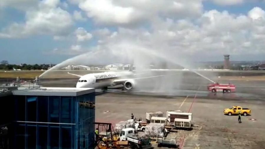 Dreamliner 787-10 mendarat pertama kali di Indonesia.