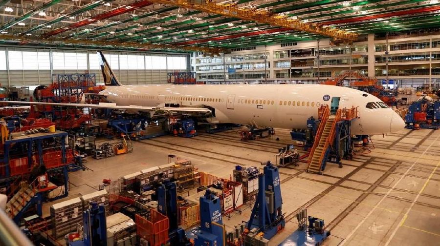 Perusahaan pesawat asal Amerika Serikat (AS), Boeing telah membuat kesepakatan yang tak pernah ada sebelumnya dengan saingan asal Eropa-nya, Airbus.