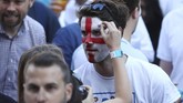 Kegembiraan pun terlihat di wajah pendukung Inggris termasuk pemain timnas Inggris. Para pemain merayakan kemenangan mereka dengan para fans dan keluarga mereka di lapangan. (REUTERS/Simon Dawson)
