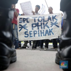 Raja Tega, Perusahaan Babat Habis Para Pekerja Kontrak