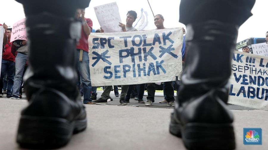 Puluhan pekerja outsourcing JICT (SPC) dan Jasa Armada Indonesia Pelindo II (SP JAI Bersatu) melakukan aksi di depan kantor Kantor Dinas Tenaga Kerja dan Transmigrasi Provinsi DKI Jakarta, Gambir, Jakarta Pusat, Rabu (4/7). Aksi tersebut untuk menagih janji Penghapusan Outsourcing dan Vendorisasi Untuk Keadilan Pekerja Pelabuhan Indonesia. Mereka menilai UU dengan tegas melarang vendorisasi di lingkungan Pelindo II. Namun manajemen nekat memecat para pekerja yang telah mengabdi puluhan tahun. (CNBC Indonesia/Muhammad Sabki)