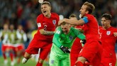 Para pemain Inggris merayakan kemenangan atas Kolombia bersama kiper Jordan Pickford. Inggris selanjutnya akan menghadapi Swedia di babak perempat final Piala Dunia 2018. (REUTERS/John Sibley)