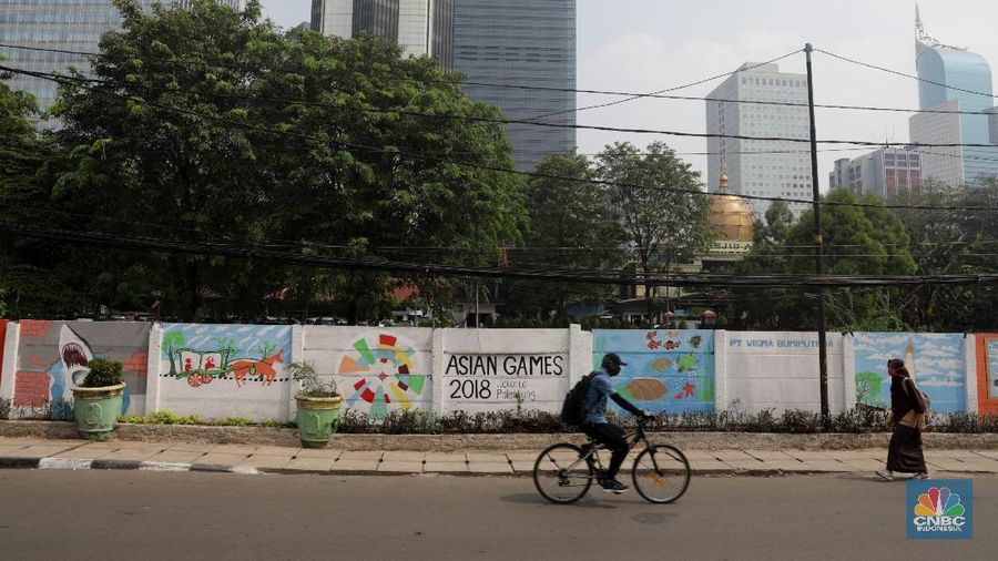 Turn off for: Indonesian
Petugas PPSU melukis tembok bermuatan Asian Games di Kawasan Pinggir Jalan Setiabudi, Jakarta, Rabu (4/7). Dinding Jalan lahan kosong Kelurahan Setiabudi, Kecamatan Seitabudi, Jakarta Pusat ini dihiasi seni lukisan bernuansa Asian Games. Lukisan bertema