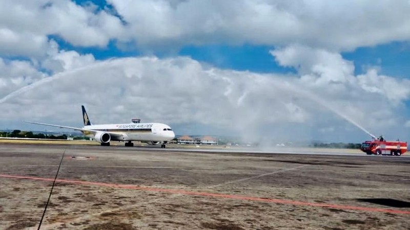 Dreamliner 787-10 mendarat pertama kali di Indonesia.