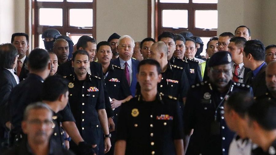 Dengan mengenakan setelah berwarna biru tua dan dasi merah, Najib membantah melakukan kesalahan apapun sejak kabar tentang skandal ini muncul.