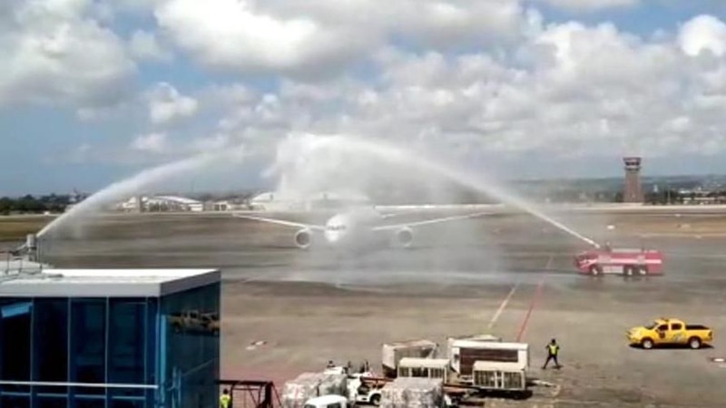 Dreamliner 787-10 mendarat pertama kali di Indonesia.