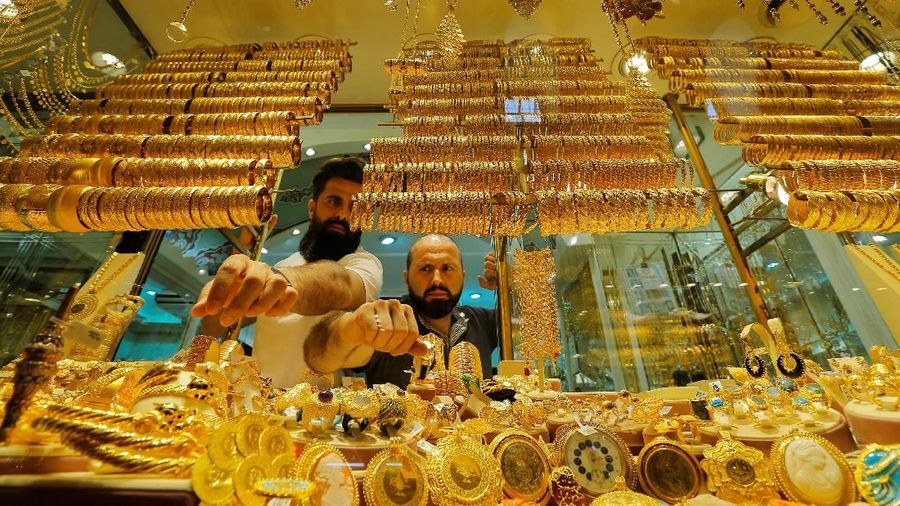 Goldsmiths arrange products in a gold and jewellery store in Istanbul, Turkey, June 14, 2018. REUTERS/Huseyin Aldemir