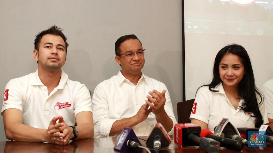 Calon Gubernur DKI Jakarta nomor urut tiga, Anies Baswedan (tengah) bersama pasangan selebriti Raffi Ahmad (kiri) dan Nagita Slavina (kanan) memberikan keterangan pers dalam peluncuran perdana program