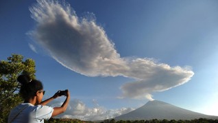 Gunung Agung Erupsi, Kolom Abu Condong ke Arah Timur