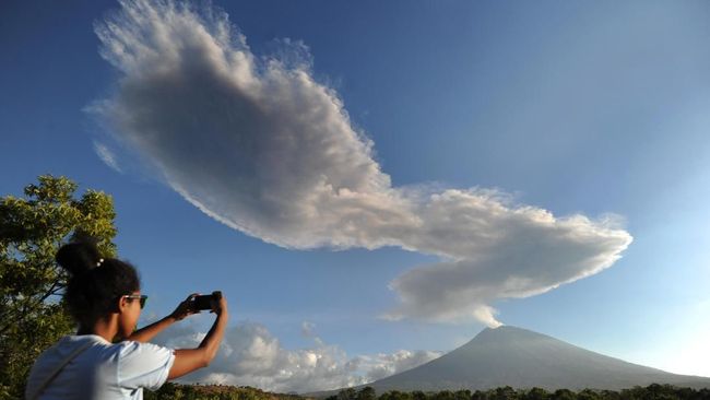 Download 53 Koleksi Gambar Gunung Agung Meletus Paling Bagus HD