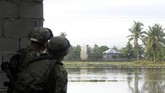Militer pun melakukan gempuran untuk menumpas sisa ISIS. Berdasarkan data pemerintah, lebih dari 40 gerilyawan BIFF tewas dalam empat bulan terakhir akibat serangan udara dan darat militer di wilayah tersebut. (Sgt Christian Santos/33rd IB/6th IB/Armed Forces of the Philippines/Handout via Reuters)