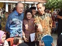 Jim Kim: Dokter, Bos Bank Dunia & 'Perang Dingin' Lawan Trump