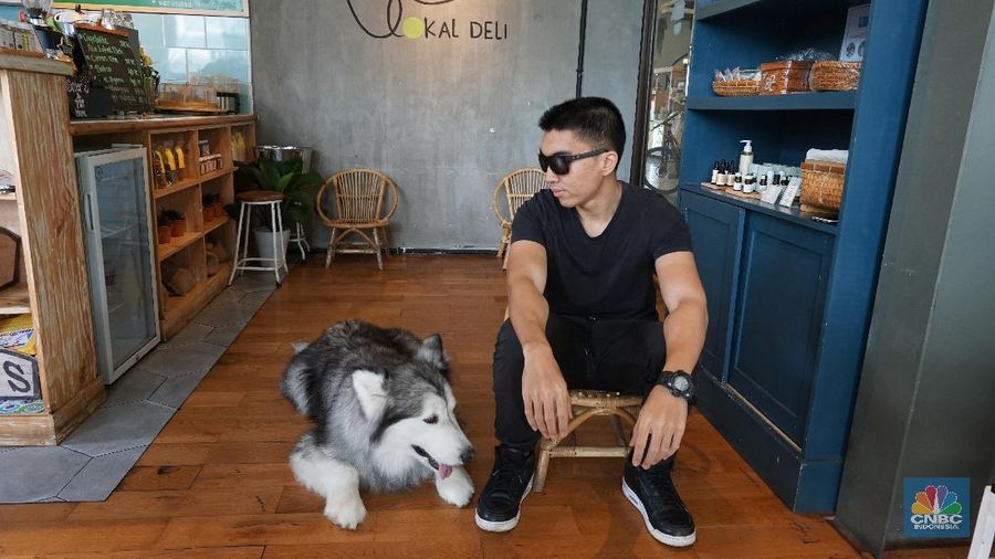 Spike telah memulai debutnya dengan menjadi ambassador merek makanan anjing, vitamin anjing, kamera, dan pet shop.