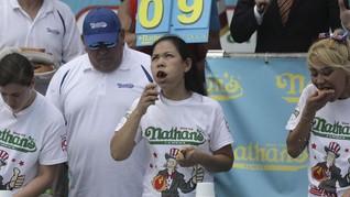 Lomba Makan Hotdog Hingga Aksi Demo Warnai HUT AS ke-242