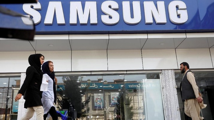 Afghans pass by in front of a Samsung shop in Kabul, Afghanistan July 1, 2018. Picture taken July 1, 2018. REUTERS/Omar Sobhani