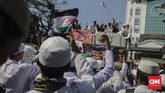 Teriak dan seruan 2019 ganti presiden terdengar dari mulut peserta Aksi 67 di depan Bareskrim Polri. Seruan itu terdengar bersahutan, salah satunya dalam bentuk pantun. (CNN Indonesia/Adhi Wicaksono)