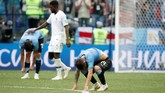 Para pemain Uruguay tertunduk lesu setelah kalah 0-2 dari Prancis di babak perempat final. Hasil ini merupakan yang kedua kali secara beruntun Uruguay gagal melaju ke semifinal Piala Dunia. (REUTERS/Grigory Dukor)