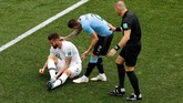 Striker timnas Prancis Olivier Giroud (kiri) terduduk di lapangan usai berduel dengan pemain Uruguay. Di Piala Dunia 2018 Giroud sudah tampil lima kali namun belum juga mencetak gol. (REUTERS/Carlos Barria)