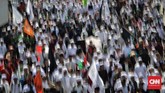 Saat massa berjalan ke Gedung Kemendagri, dari atas mobil komando sang orator berteriak dan meminta agar Menteri Dalam Negeri Tjahyo Kumolo iut dipecat. (CNN Indonesia/Adhi Wicaksono)
