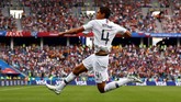 Raphael Varane berselebrasi atas gol yang dicetak ke gawang Uruguay. Dalam pertandingan itu Varane melepaskan dua percobaan yang satu di antaranya on target dan berbuah gol. (REUTERS/Jason Cairnduff)