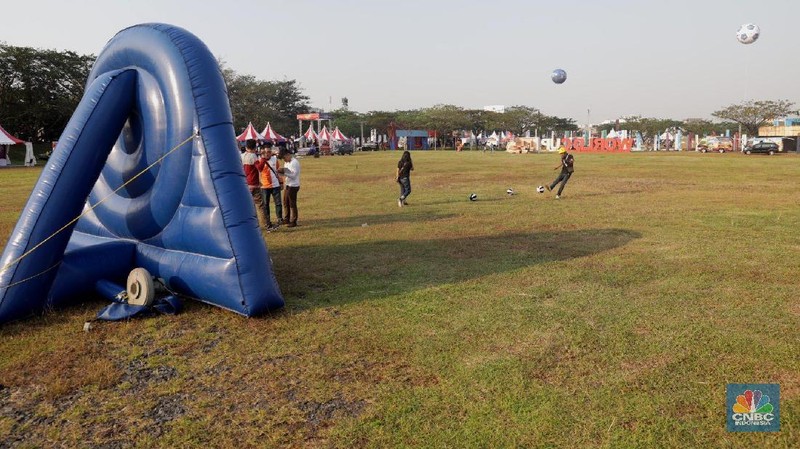 Para pecinta sepak bola dapat merasakan sensasi nonton bareng Piala Dunia 2018 dengan layar raksasa berukuran 300 meter persegi.