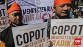 Massa aksi kecewa karena Bareskrim Polri menghentikan kasus ujaran kebencian dengan terlapor politikus Partai NasDem, Viktor Bungtilu Laiskodat. (CNN Indonesia/Adhi Wicaksono)