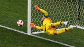 Kiper Prancis Hugo Lloris melakukan penyelamatan untuk peluang gol Martin Caceres. Llrois tercatat sudah membuat delapan penyelamatan sepanjang Piala Dunia 2018 berlangsung. (REUTERS/Carlos Barria)
