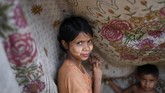 Selain menjaga kulit dari sinar matahari, thanaka juga dianggap bisa menghilangkan jerawat.(REUTERS/Clodagh Kilcoyne)