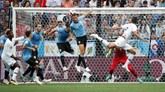 Bek Prancis Raphael Varane mencetak gol pertamanya di Piala Dunia 2018 ke gawang Uruguay melalui sundulan memanfaatkan tendangan bebas Antoine Griezmann. (REUTERS/Grigory Dukor)
