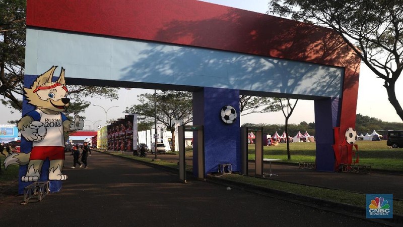 Para pecinta sepak bola dapat merasakan sensasi nonton bareng Piala Dunia 2018 dengan layar raksasa berukuran 300 meter persegi.