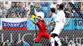 Prancis menambah keunggulan menjadi 2-0 melalui tendangan keras Antoine Griezmann dari luar kotak penalti. Gol itu menjadi yang pertama bagi Uruguay kebobolan dari permainan terbuka. (REUTERS/Jason Cairnduff)