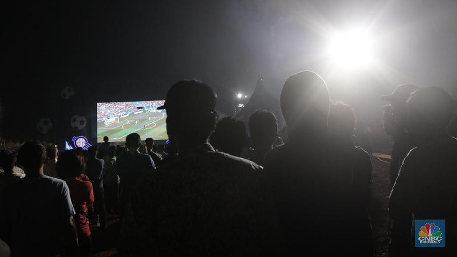 Tak hanya nonton bareng pertandingan Piala Dunia 2018, acara di sana juga diisi dengan hiburan dari musisi ternama.