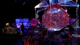 Dari pukul 19.00 waktu setempat, lokasi pameran ini disulap menjadi spot minum-minum dengan DJ, pertunjukan cahaya, minuman spesial dan sake premium di ‘akuarium malam.’ (REUTERS/Kim Kyung-Hoon)