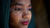 Berbeda dengan biasanya, pengungsi Rohingya punya cara khusus untuk menghalau sinar matahari ke kulitnya. (REUTERS/Clodagh Kilcoyne)