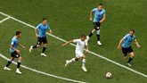 Striker muda Prancis Kylian Mbappe mendapat kawalan dari empat pemain Uruguay. Sejauh ini Mbappe sudah mencetak tiga gol dan memberikan satu assist di Piala Dunia 2018. (REUTERS/Carlos Barria)