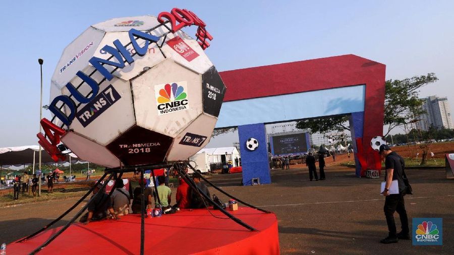 Para pecinta sepak bola dapat merasakan sensasi nonton bareng Piala Dunia 2018 dengan layar raksasa berukuran 300 meter persegi.