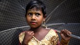 Thanaka sendiri adalah getah pohon yang ditemukan di Myanmar. Sebuah batu rata bernama kyauk pyin dipakai untuk menghaluskan getah sampai menjadi pasta kuning kental. (REUTERS/Clodagh Kilcoyne)