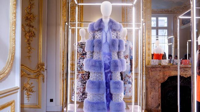 Bulu, Payet, dan Bunga Mini dalam Couture Fendi