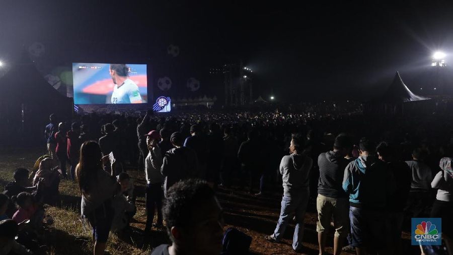 Tak hanya nonton bareng pertandingan Piala Dunia 2018, acara di sana juga diisi dengan hiburan dari musisi ternama.