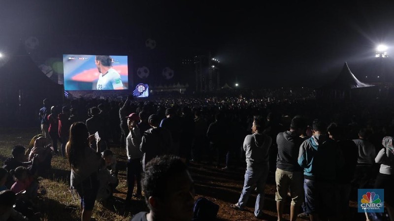 Tak hanya nonton bareng pertandingan Piala Dunia 2018, acara di sana juga diisi dengan hiburan dari musisi ternama.
