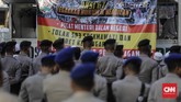 Selain mengawal aksi, aparat kepolisian juga mengatur arus lalu lintas di ruas jalan yang terpantau padat. Sejumlah kendaraan bermotor diperbolehkan melintas di Jalan Medan Merdeka Timur.(CNN Indonesia/Adhi Wicaksono)