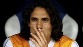 Penyerang Uruguay Edinson Cavani terduduk di bangku cadangan. Pemain Paris Saint-Germain itu tidak bermain karena cedera betis saat lawan Portugal di babak 16 besar. (REUTERS/Jason Cairnduff)