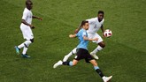 Gelandang timnas Uruguay Matias Vecino menendang bola meski dibayang-bayangi pemain Prancis. Saat melawan Prancis Vecino hanya melepaskan satu tembakan. (REUTERS/Carlos Barria)