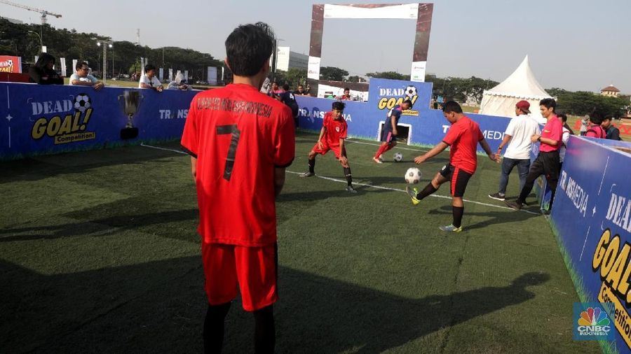 Para pecinta sepak bola dapat merasakan sensasi nonton bareng Piala Dunia 2018 dengan layar raksasa berukuran 300 meter persegi.