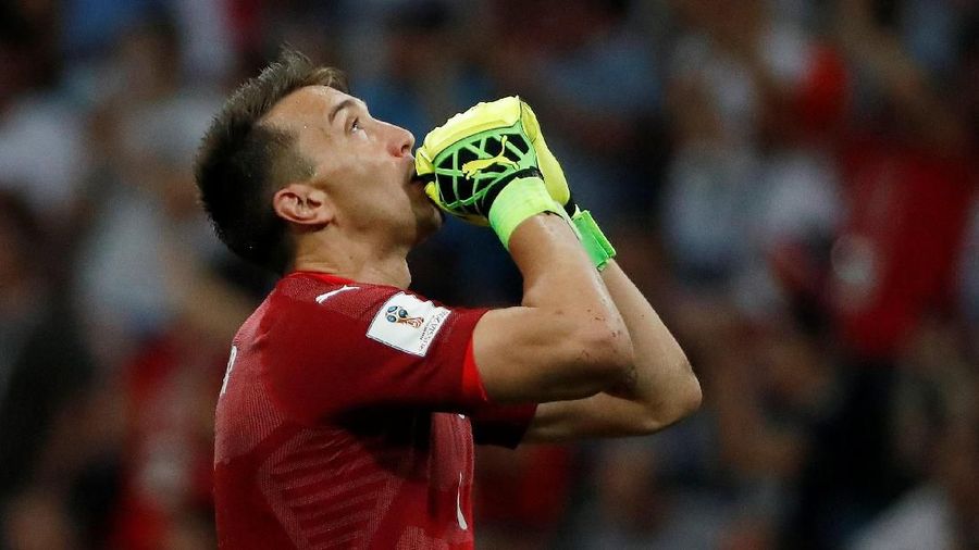 Jumlah gol menjadi penentu lolosnya tim melaju ke laga berikutnya. Di balik itu ada kerja keras para kiper untuk manahan agar gawang tidak bobol.