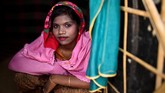 Warga Rohingya menggunakan thanaka, pasta tabir surya tradisional yang diklaim menjaga kulit mereka tetap lembut dan dingin. (REUTERS/Clodagh Kilcoyne)
