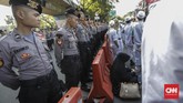 Massa juga menggelar aksi di Bareskrim Polri. Mereka menuntut penanganan berbagai kasus di kepolisian seperti dugaan kasus ujaran kebencian kader Partai NasDem Viktor Laikosdat dan Ade Armando dan SP3 Kasus Sukmawati. (CNN Indonesia/Adhi Wicaksono)
