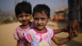 Perempuan Rohingya juga mengggunakan thanaka ini sebagai kosmetik. Mereka mengoleskannya dengan berbagai pola dan bentuk dekoratif. (REUTERS/Clodagh Kilcoyne)