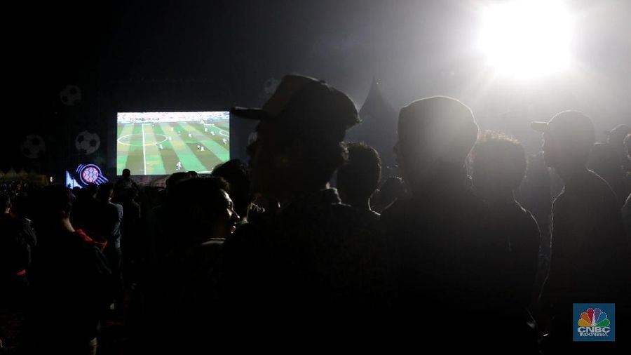 Tak hanya nonton bareng pertandingan Piala Dunia 2018, acara di sana juga diisi dengan hiburan dari musisi ternama.