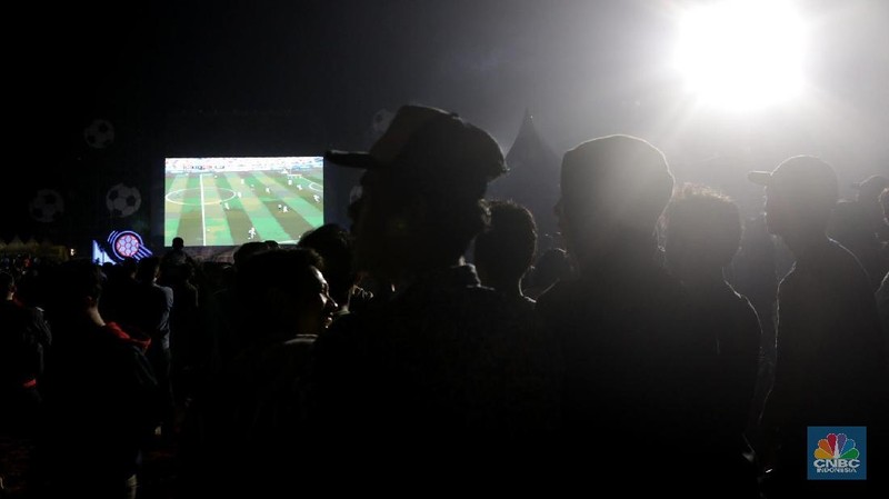 Tak hanya nonton bareng pertandingan Piala Dunia 2018, acara di sana juga diisi dengan hiburan dari musisi ternama.